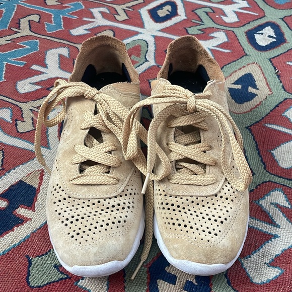 Buttery Yellow New Balance Sneakers W8.5-9 - Picture 4 of 5